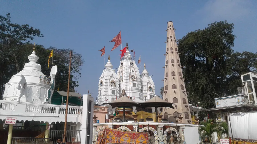 The white spires and tall stambh of the Khajrana Ganesh temple in Indore, set against a clear sky.